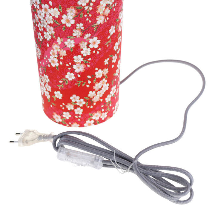 détail de l'interrupteur gris de la lampe japonaise à poser aux motifs de fleurs de cerisier et de dessins variés sur fond rouge carmin (M885) adeline klam