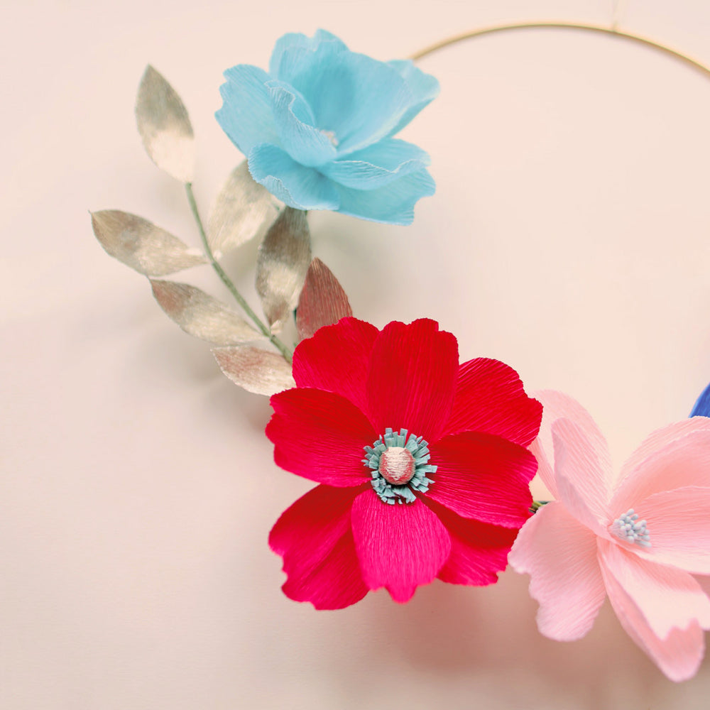 photo d'ambiance d'un détail de la couronne murale de l'atelier suspension de fleurs en papier crépon 