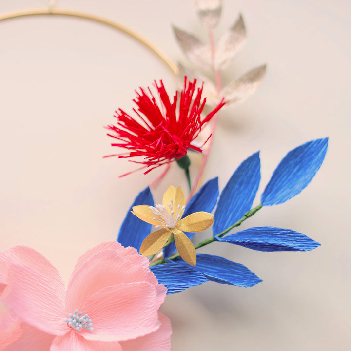 photo d'ambiance d'un détail de la couronne murale de l'atelier suspension de fleurs en papier crépon 