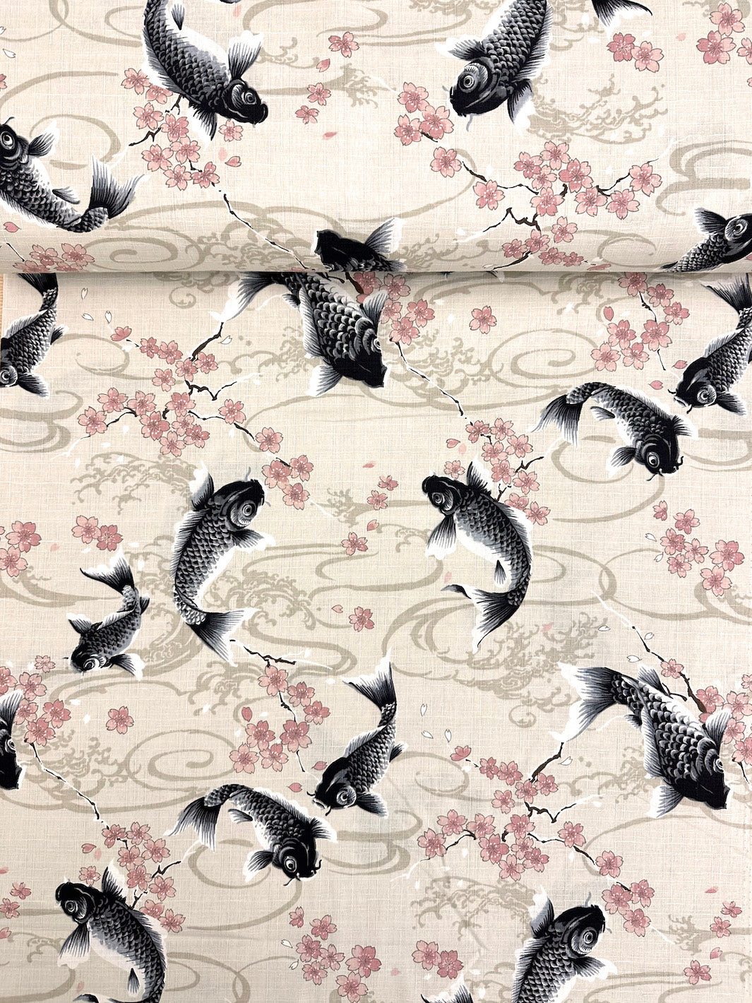 liasse d'un tissu japonais aux motifs de carpes et de fleurs de cerisier dans les tons beiges, rose clair et noirs adeline klam T509