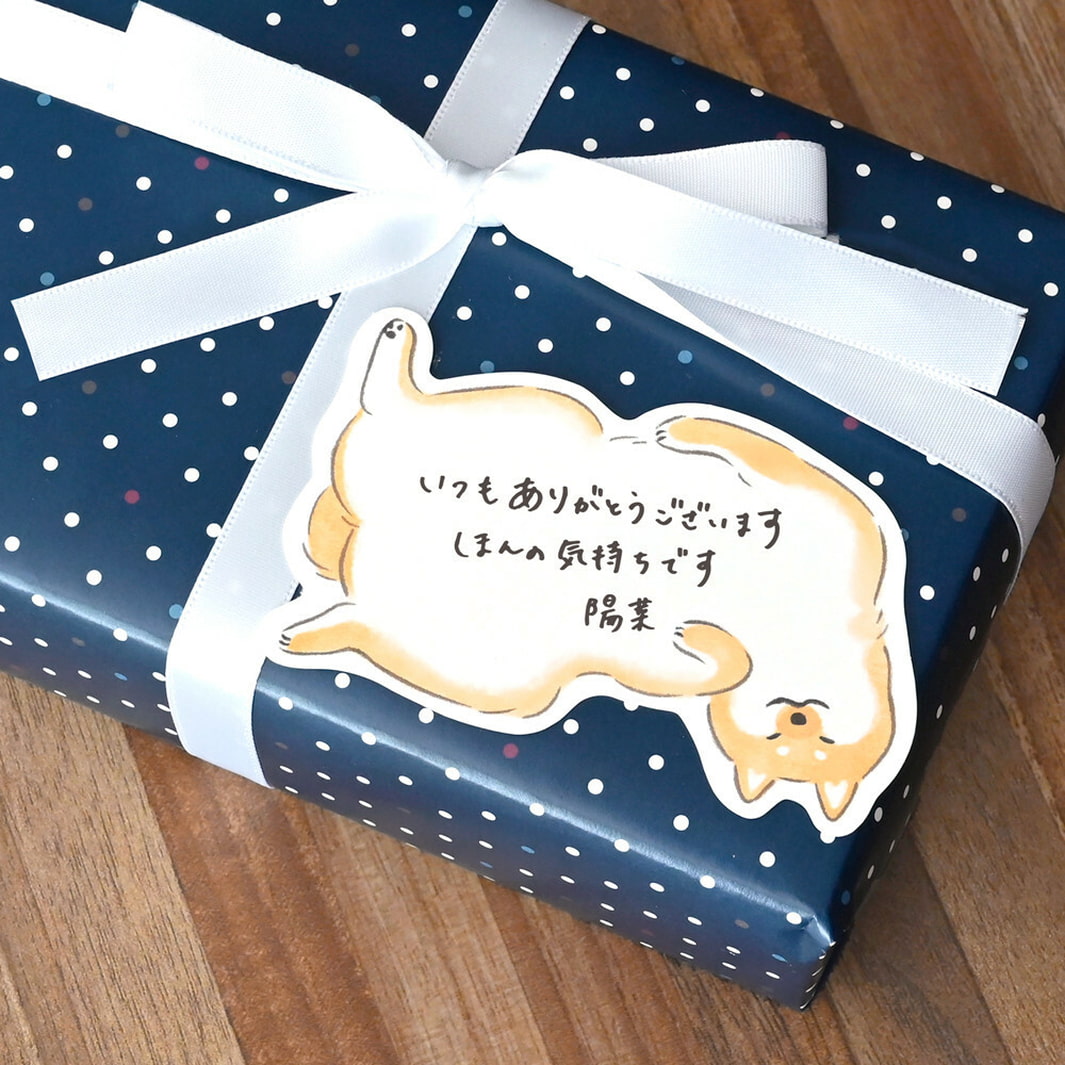 image d'ambiance sur un cadeau du lot de 10 petites feuilles en forme de chien shiba inu dans les tons orange et blanc de nb co., ltd. japan