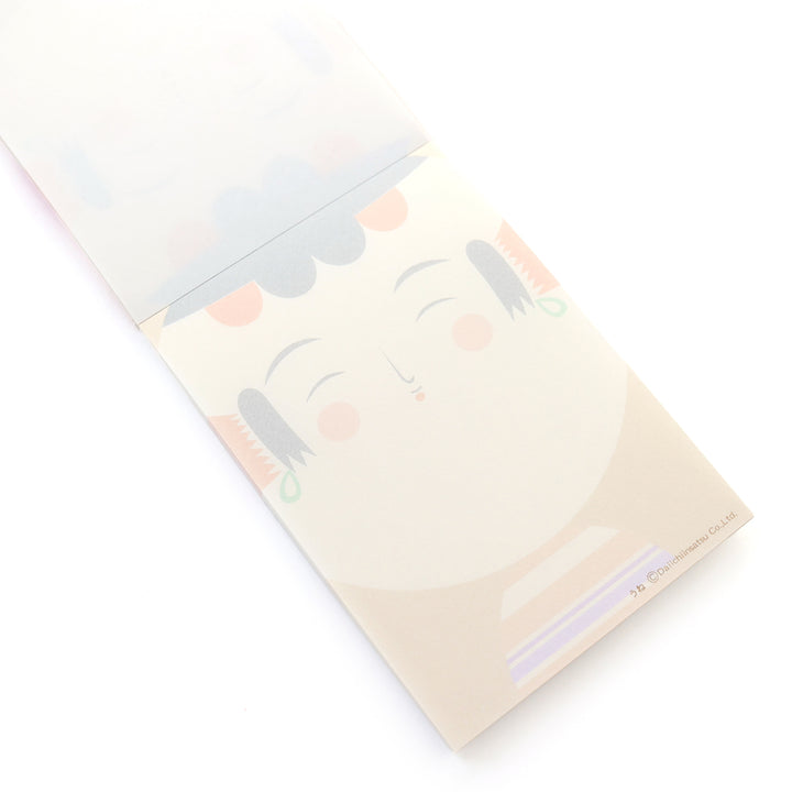 image packshot de biais de l'intérieur du bloc-notes de 60 feuilles aux motifs de kokeshi sur fond jaune