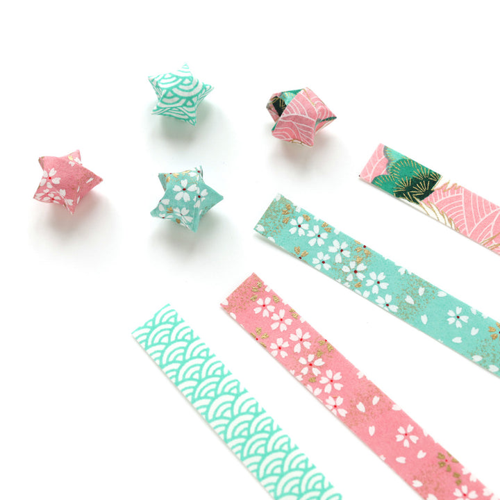 kit d'étoiles en origami et papier japonais roses et verts « aube » adeline klam posé à plat en biais