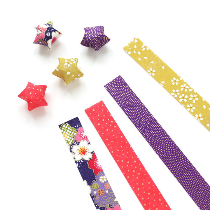 kit d'étoiles en origami et papier japonais roses, violets et jaune moutarde « kokeshi » adeline klam posé en biais