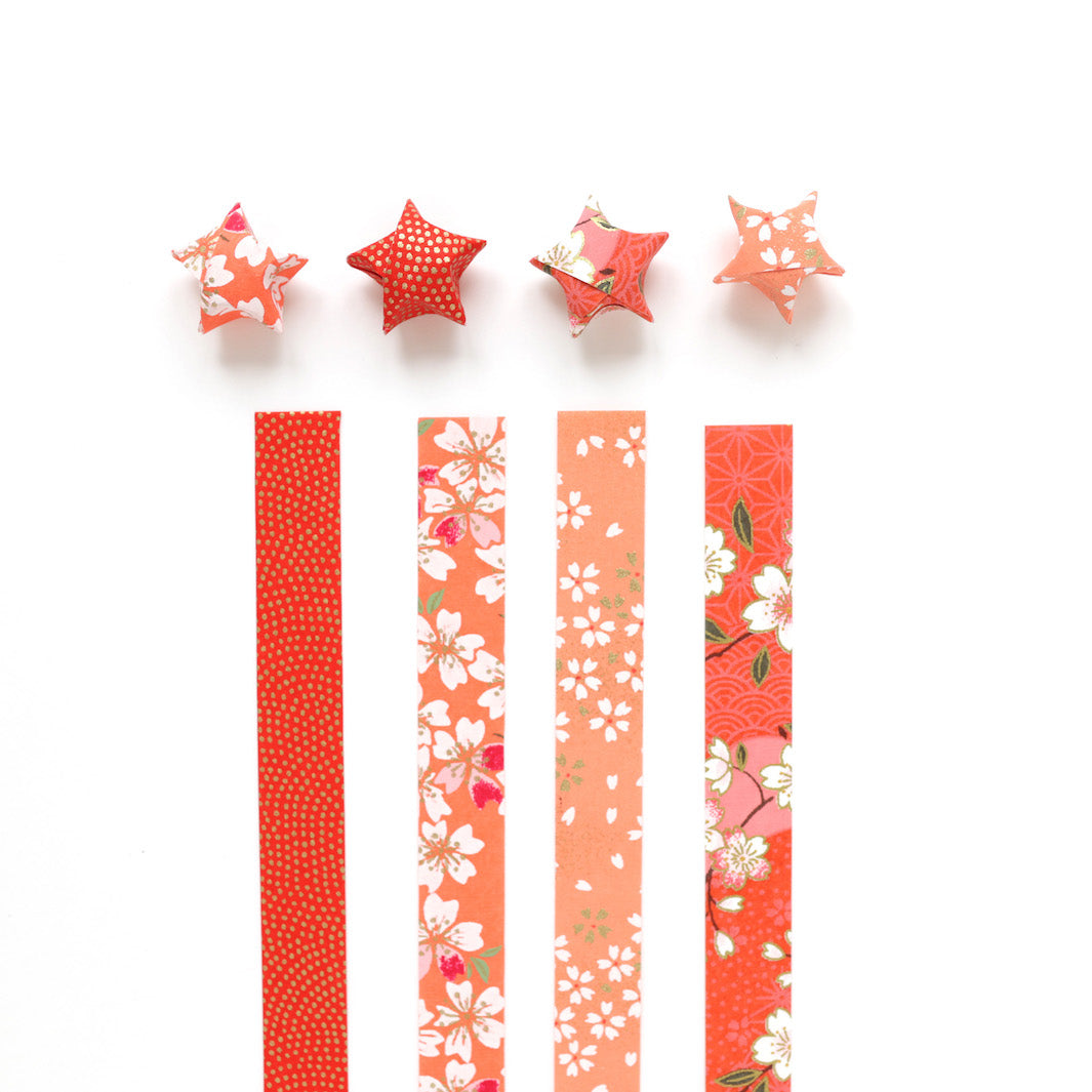 kit d'étoiles en origami et papier japonais rouges, rouge orange et corail « passion » adeline klam posé à plat droit