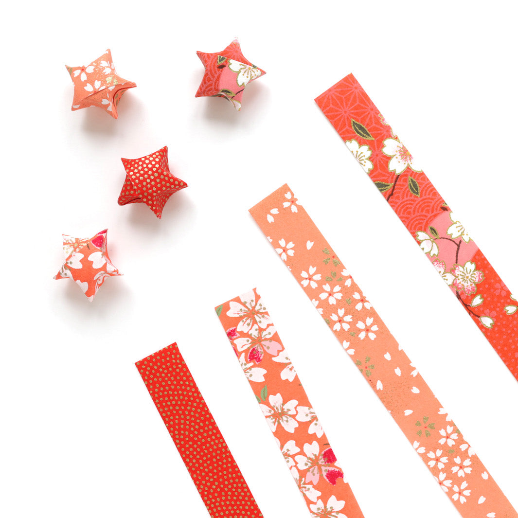 kit d'étoiles en origami et papier japonais rouges, rouge orange et corail « passion » adeline klam posé en biais