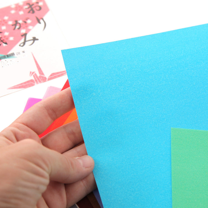 photo zoomée du détail de texture des sets de 20 papiers origami unis de 18cm par 18cm de la marque kobayashi
