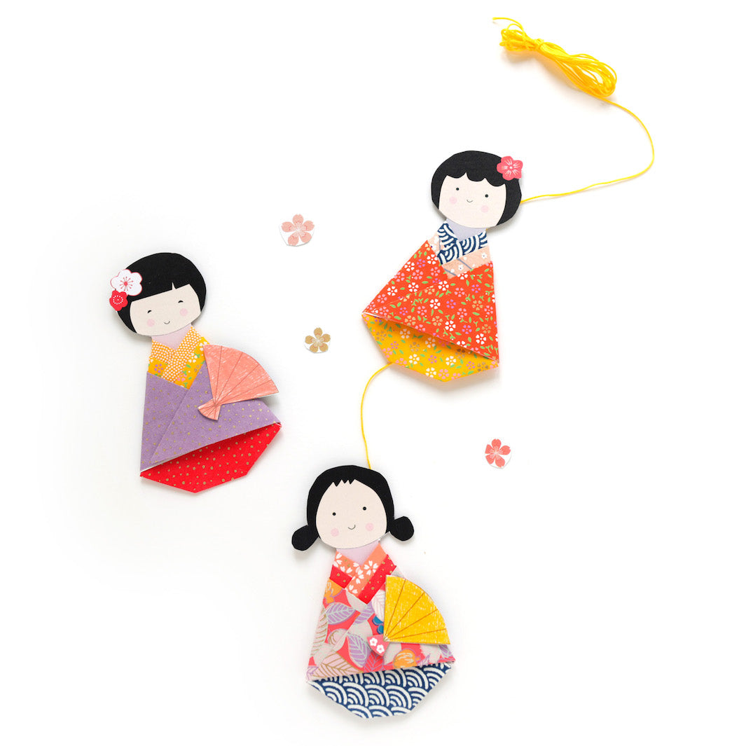 kokeshi montées sur fil du kit 3 petites kokeshi dans les tons roses, jaune moutarde, corail, mauve et bleu marine de la gamme « pondichéry » adeline klam