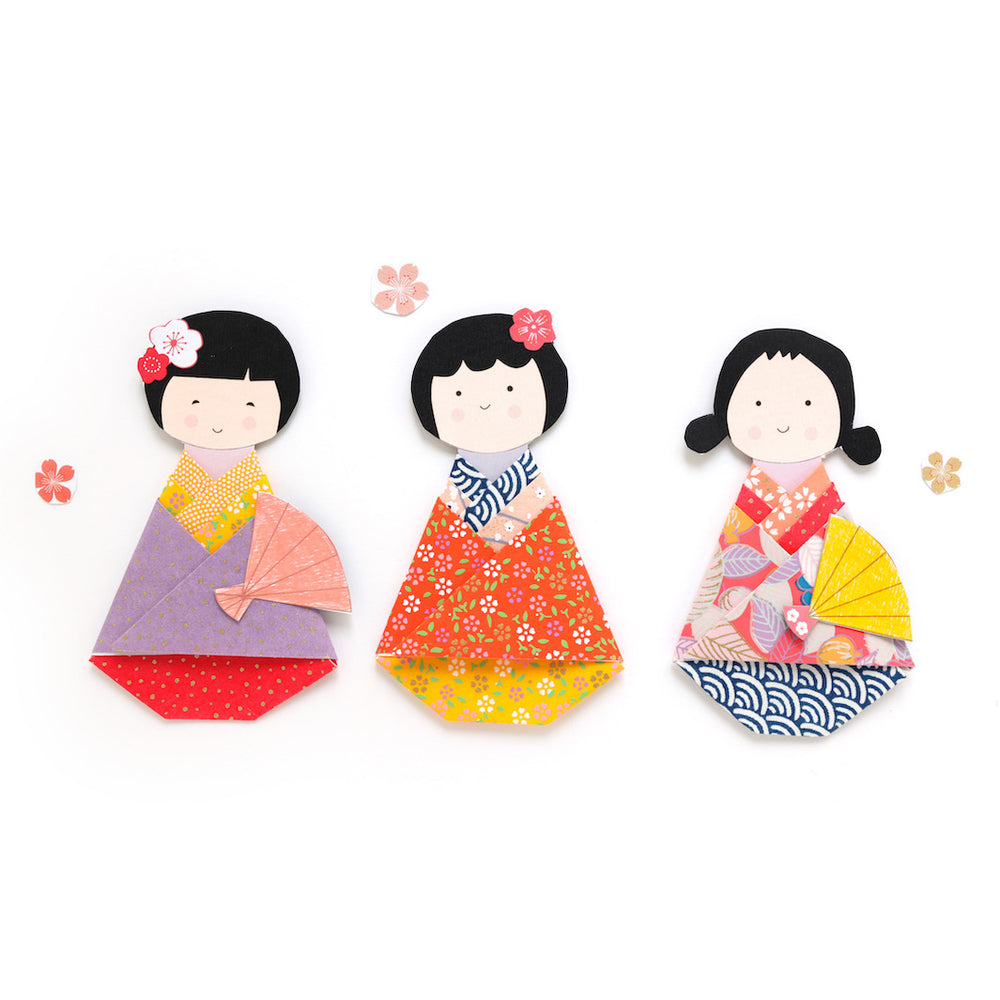 kokeshi montées du kit 3 petites kokeshi dans les tons roses, jaune moutarde, corail, mauve et bleu marine de la gamme « pondichéry » adeline klam