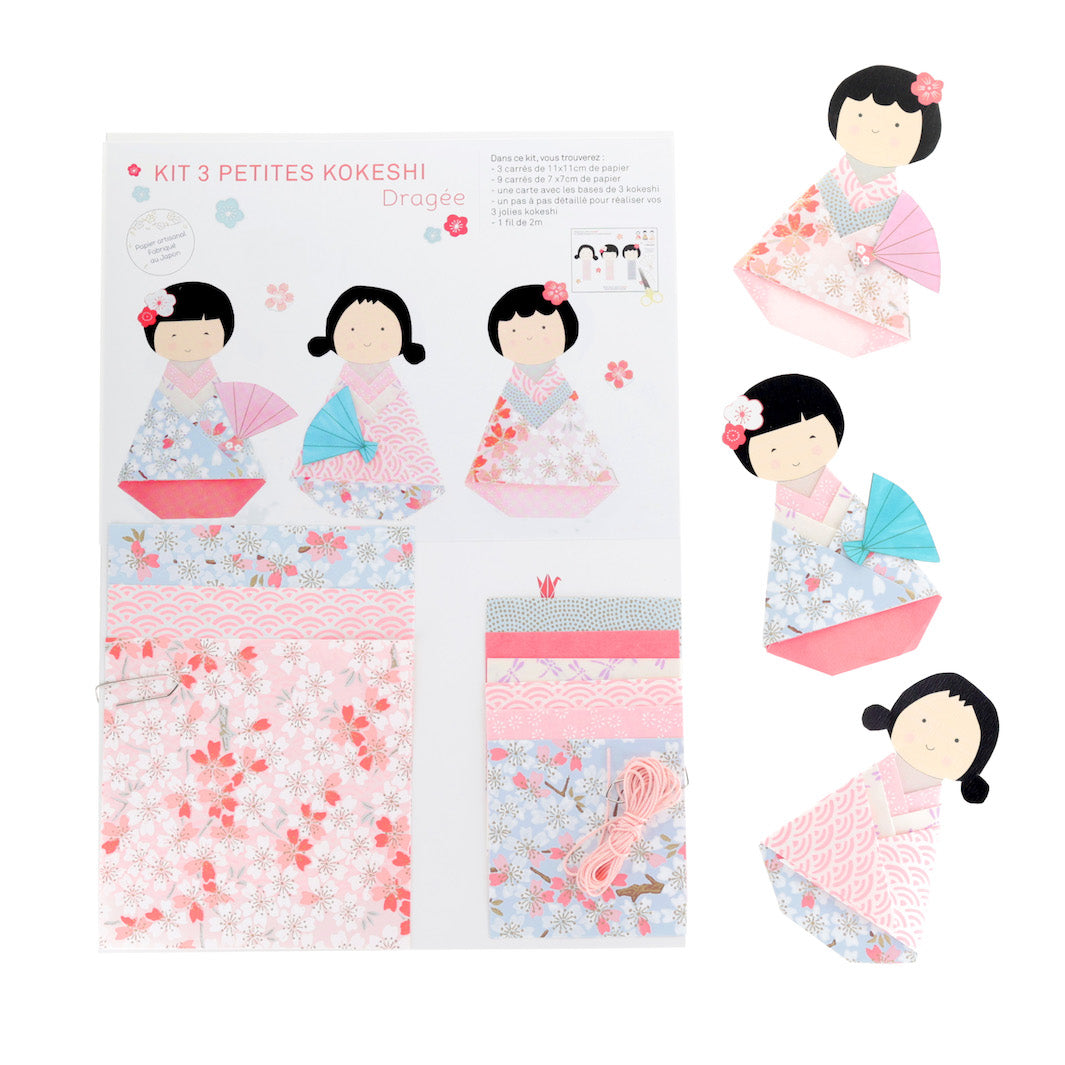 photo packshot et kokeshi montées du kit 3 petites kokeshi dans les tons bleu ciel, rose clair et rose fluo de la gamme « dragée » adeline klam