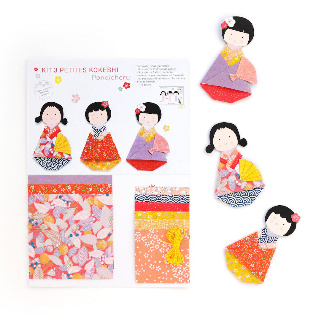 photo packshot et kokeshi montées du kit 3 petites kokeshi dans les tons roses, jaune moutarde, corail, mauve et bleu marine de la gamme « pondichéry » adeline klam