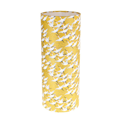 lampe japonaise à poser aux motifs d'envolée de grues blanches sur fond jaune moutarde (M930) adeline klam