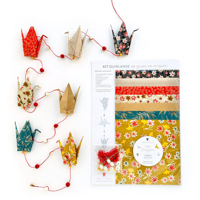 packshot et guirlande posée du kit guirlande de grues en origami « momiji » A6 dans les tons jaune moutarde, rouges et dorés adeline klam