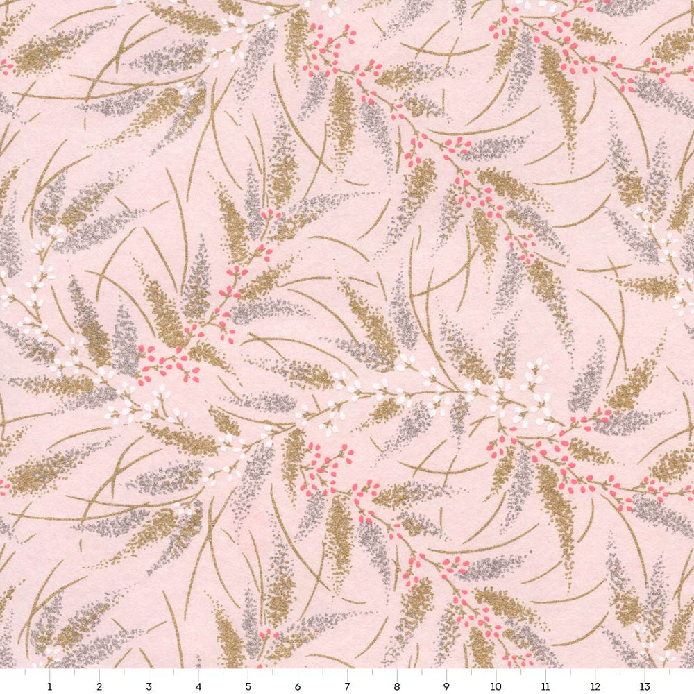 papier japonais yuzen aux motifs de conifères et de baies rose pâle, dorés, argentés, roses et blancs adeline klam de 14cm par 14cm