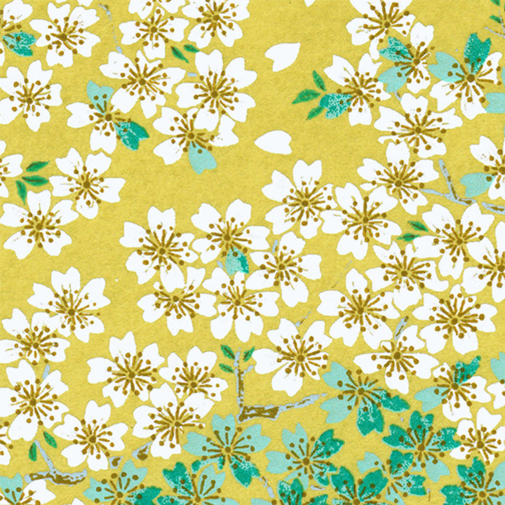 papier japonais au motif de fleurs de cerisier blanches, vert clair et bleu turquoise sur fond jaune vert moutarde