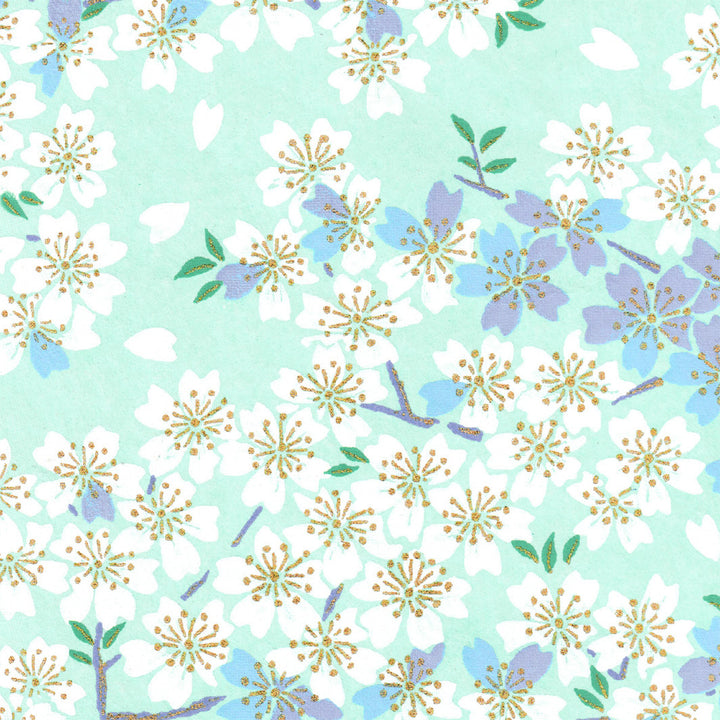 papier japonais au motif de fleurs de cerisier blanches, bleues et mauve sur fond vert d'eau