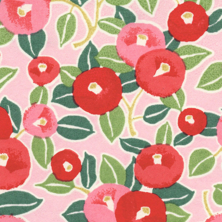 papier japonais yuzen chiyogami aux motifs de camélias rouges, roses, vert clair et foncé adeline klam de 10cm par 10cm (M722)