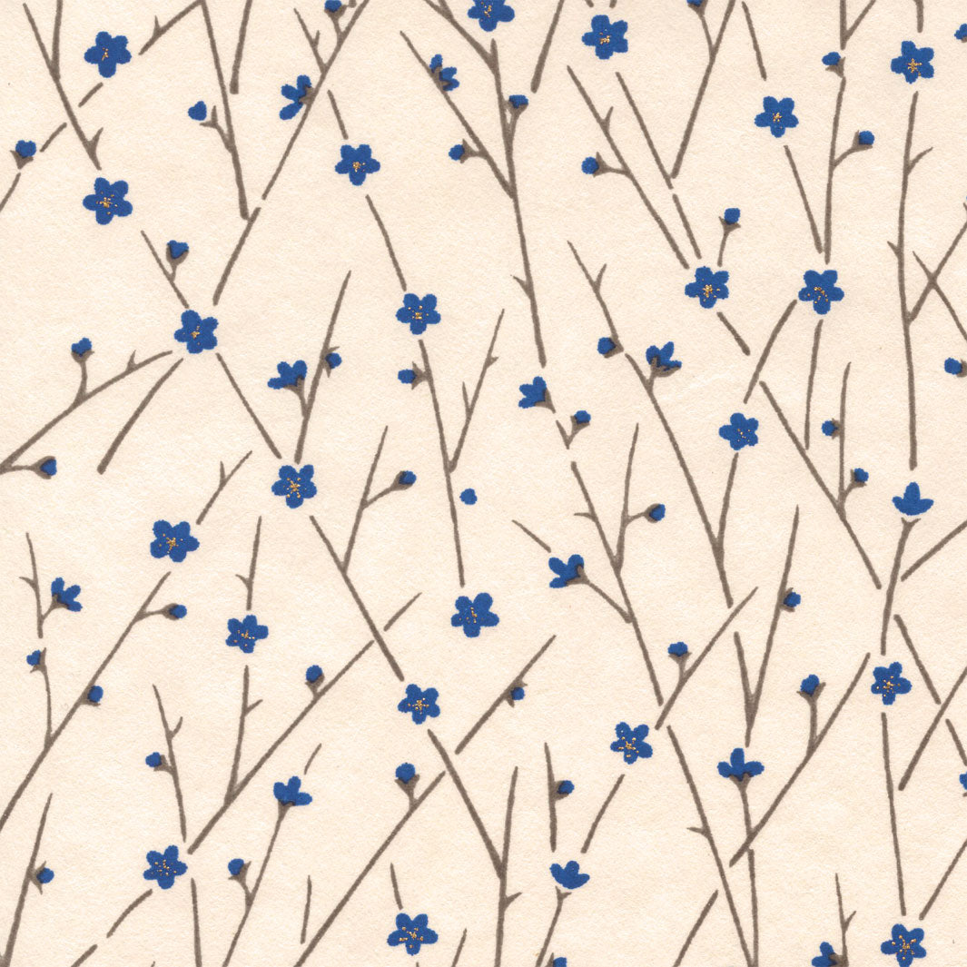 papier japonais yuzen chiyogami aux motifs de fines branches en fleurs bleues et grises sur fond beige, crème adeline klam de 10cm par 10cm