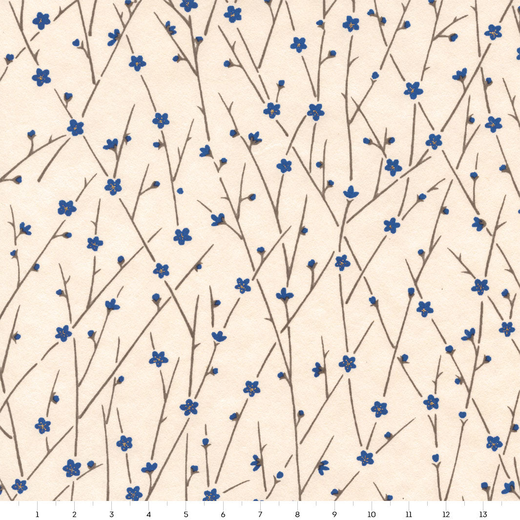 papier japonais yuzen chiyogami aux motifs de fines branches en fleurs bleues et grises sur fond beige, crème adeline klam de 14cm par 14cm