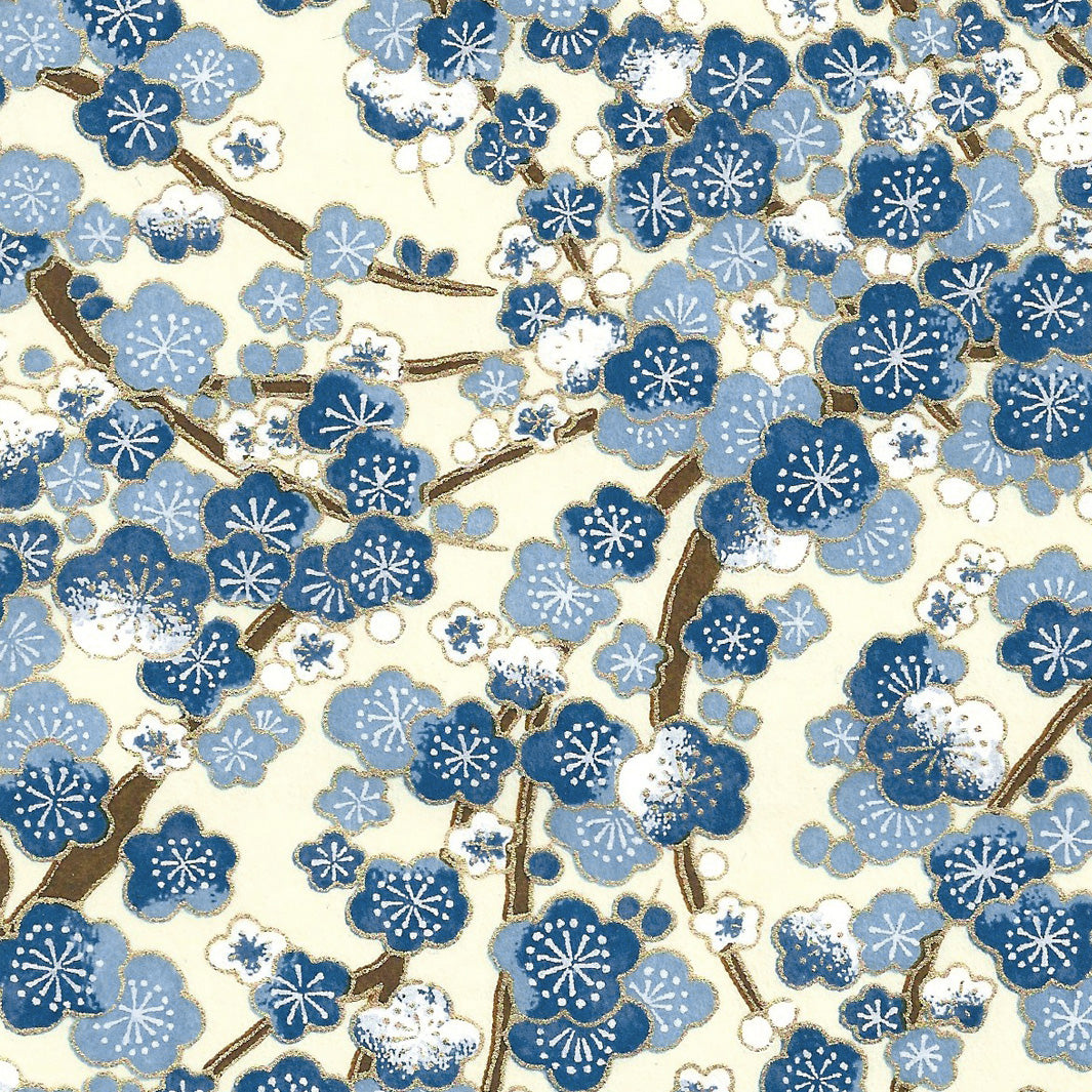 papier japonais yuzen chiyogami aux motifs de fleurs de prunier crème, bleu clair et foncé adeline klam de 10cm par 10cm (M425)