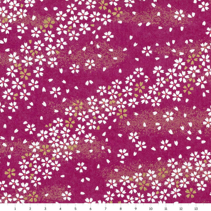 papier japonais yuzen chiyogami aux motifs de fleurs au vent sur fond violet pourpre adeline klam de 14cm par 14cm