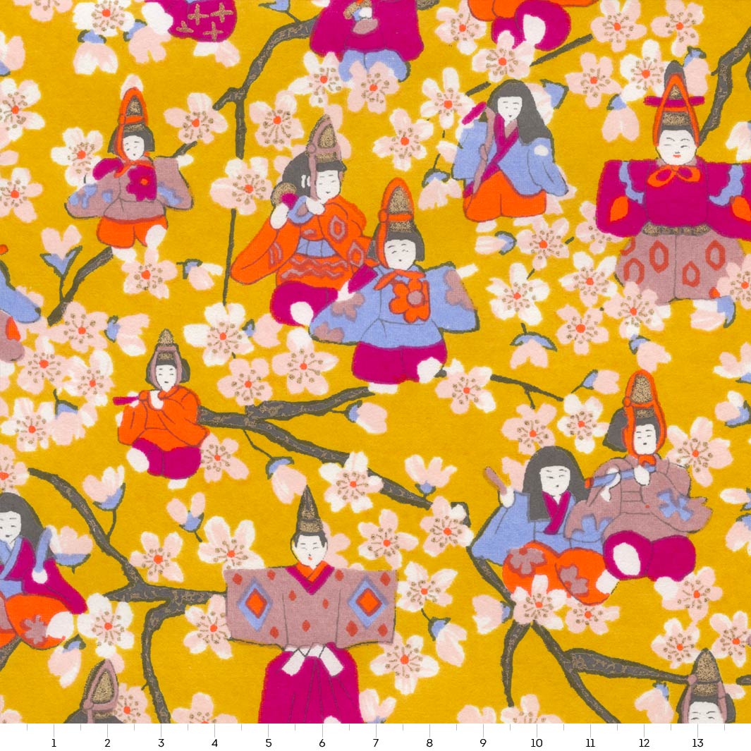 papier japonais yuzen chiyogami aux motifs de poupées hina matsuri et fleurs de pêcher jaune moutarde, orange vif, rose fuschia, bleu clair et lie de vin adeline klam de 14cm par 14cm (M1006)