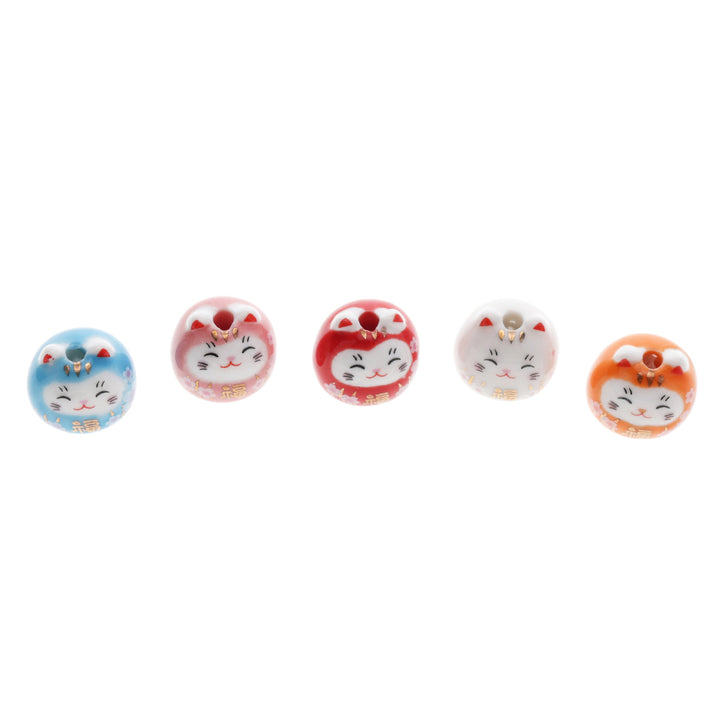 photo du dessus de perles en céramique en forme de daruma chat