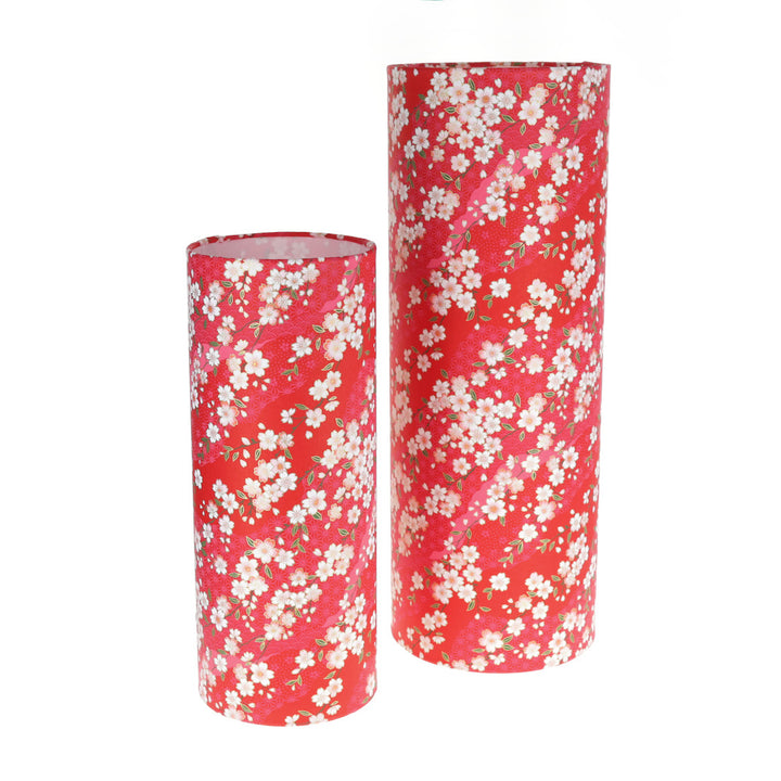 petit et grand format de la lampe japonaise à poser aux motifs de fleurs de cerisier et de dessins variés sur fond rouge carmin (M885) adeline klam