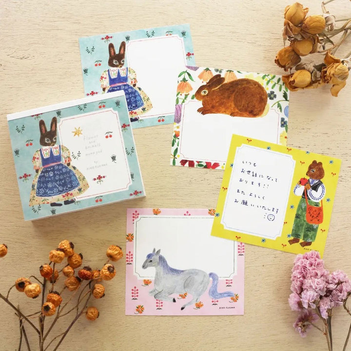 photo d'ambiance du bloc-notes de 120 feuilles « flower and animals » par Mariko Fukuoka pour Cozyca Products
