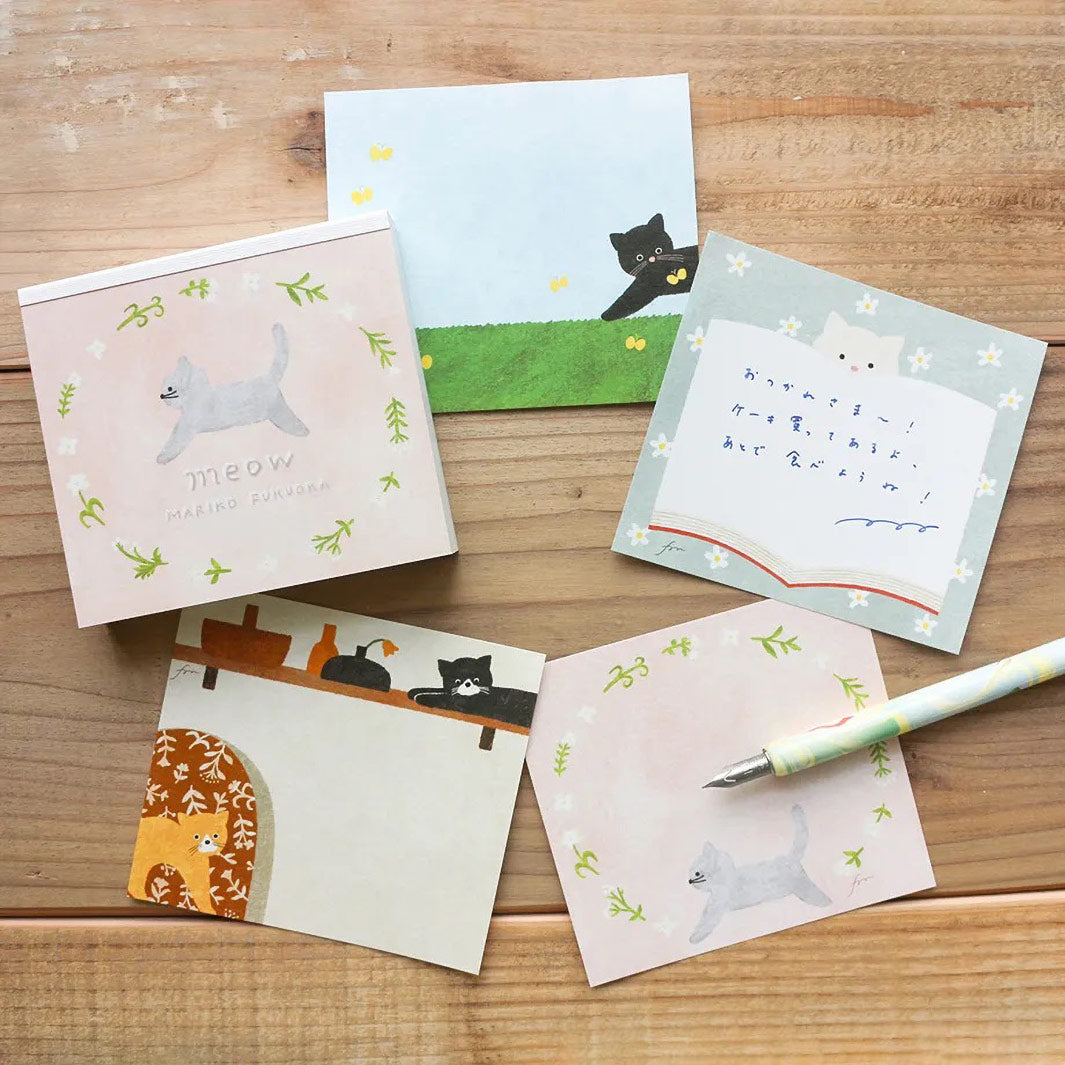 photo packshot du détail de la couverture plastifiée du bloc-notes de 120 feuilles « meow » par Mariko Fukuoka pour Cozyca Products