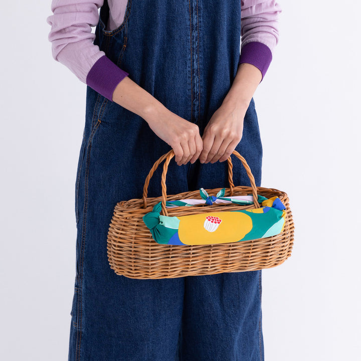 photo d'ambiance d'acessoire de sac à main réalisé avec le  furoshiki 70x70cm aux motifs de camélias « canard » dans les tons vert canard, jaunes, bleus et roses adeline klam x musubi