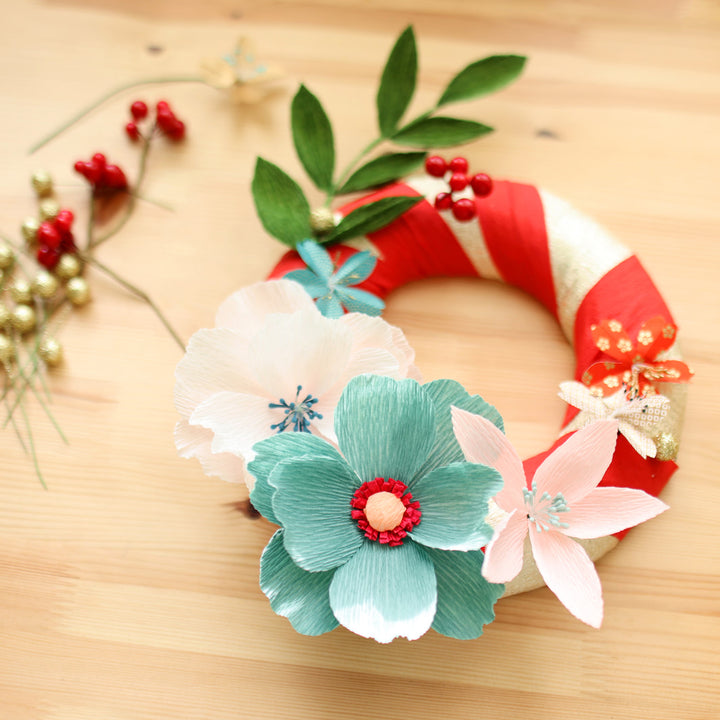 photo d'ambiance de la couronne de Noël de l'atelier couronne de Noël avec des fleurs en papier crépon 