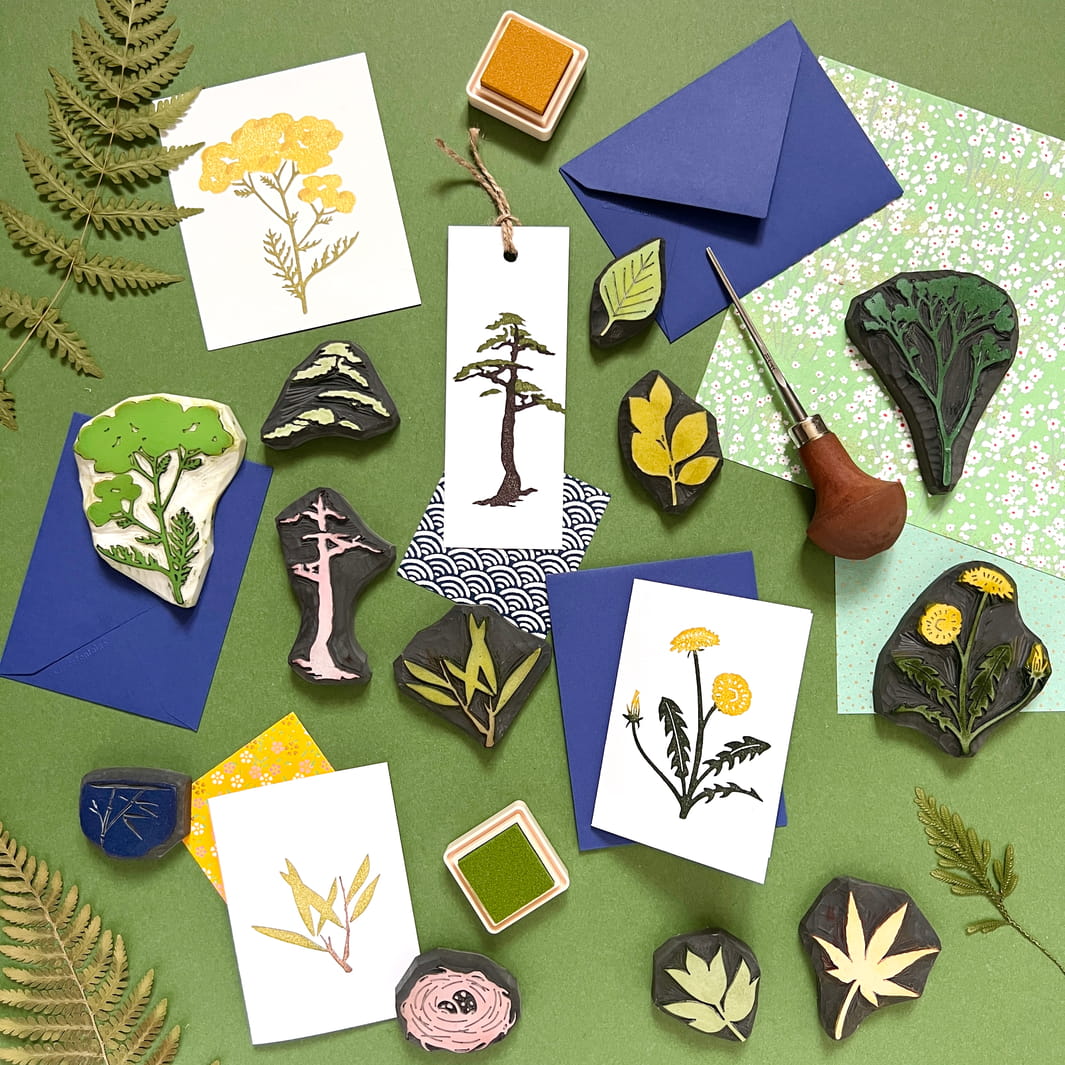 photo d'ambiance de l'atelier de gravure de tampons et d'impression en plusieurs couleurs avec Nathalie du Héron Graveur