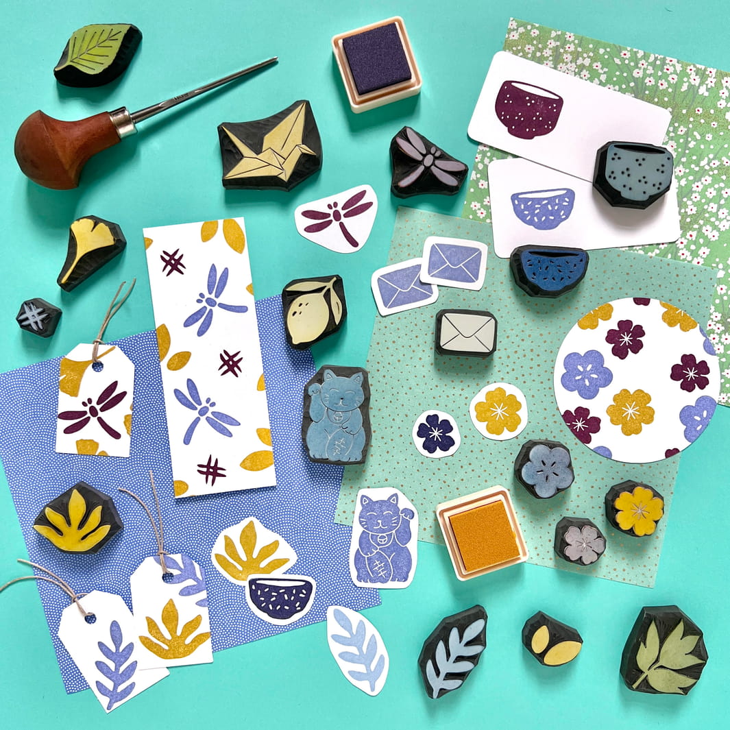 photo d'ambiance de l'atelier de gravure de tampons et réalisation de stickers avec Nathalie du Héron Graveur