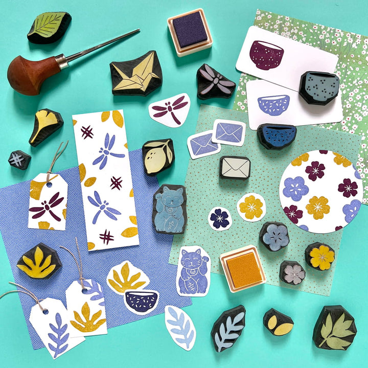 photo d'ambiance de l'atelier de gravure de tampons et réalisation de stickers avec Nathalie du Héron Graveur