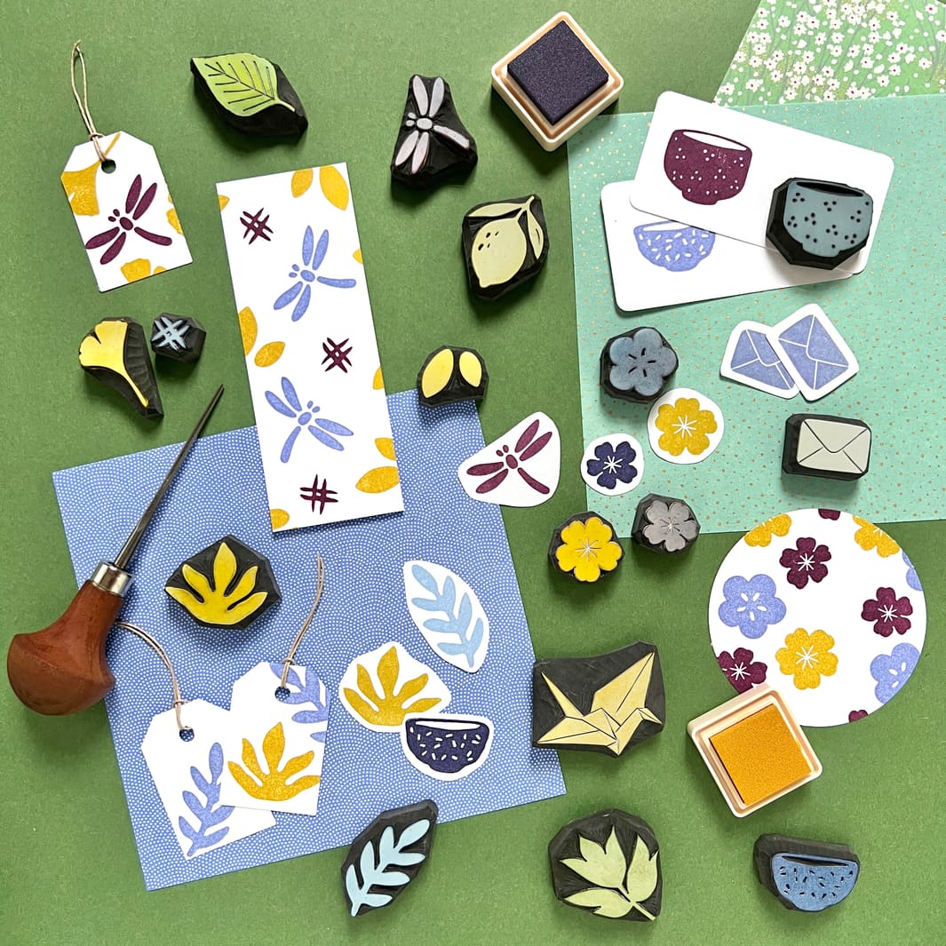 photo d'ambiance de l'atelier de gravure de tampons et réalisation de stickers avec Nathalie du Héron Graveur