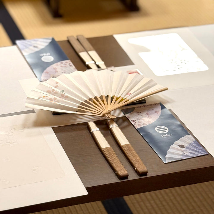 photo d'ambiance de l'atelier peinture sur éventail avec la marque IBASEN