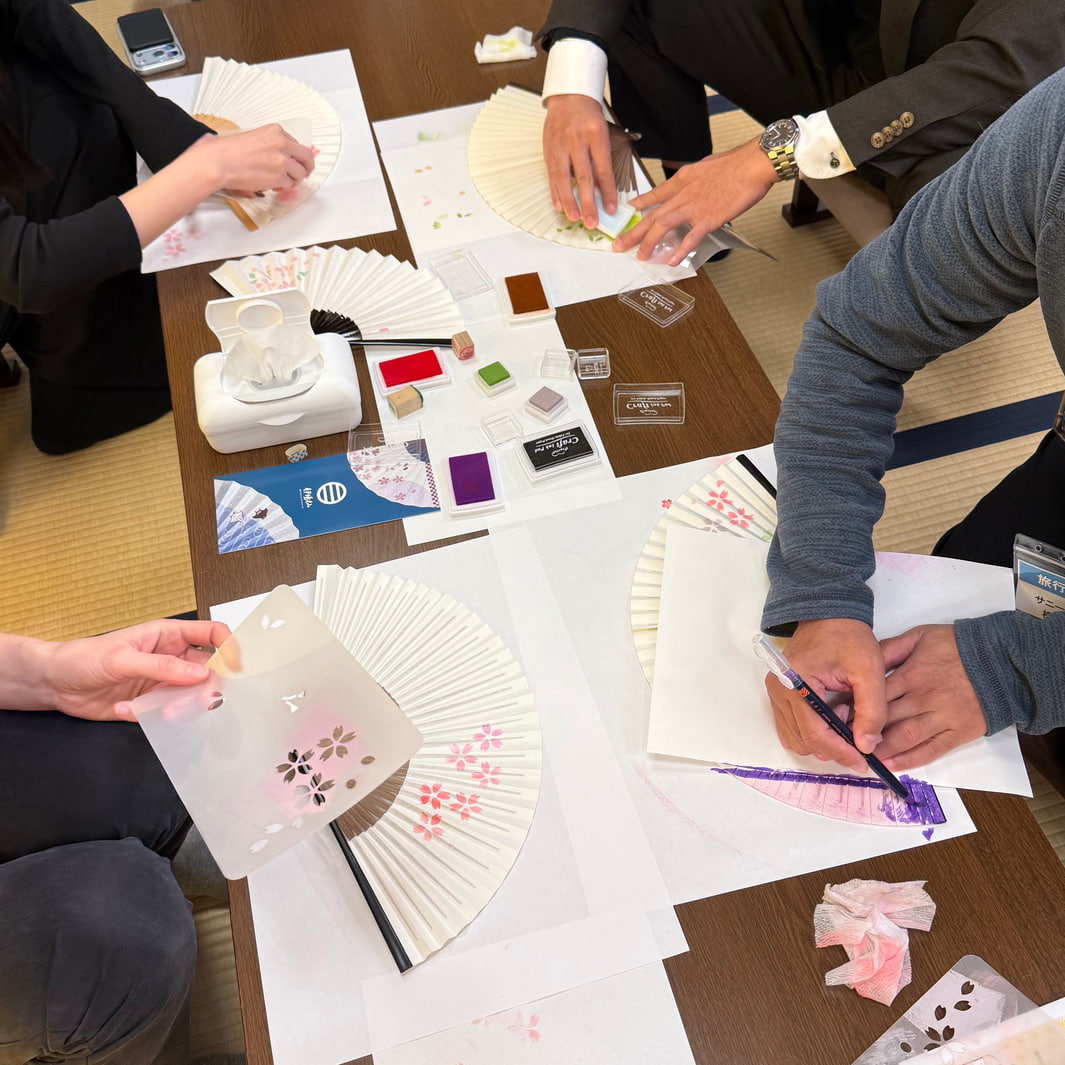 photo d'ambiance de l'atelier peinture sur éventail avec la marque IBASEN