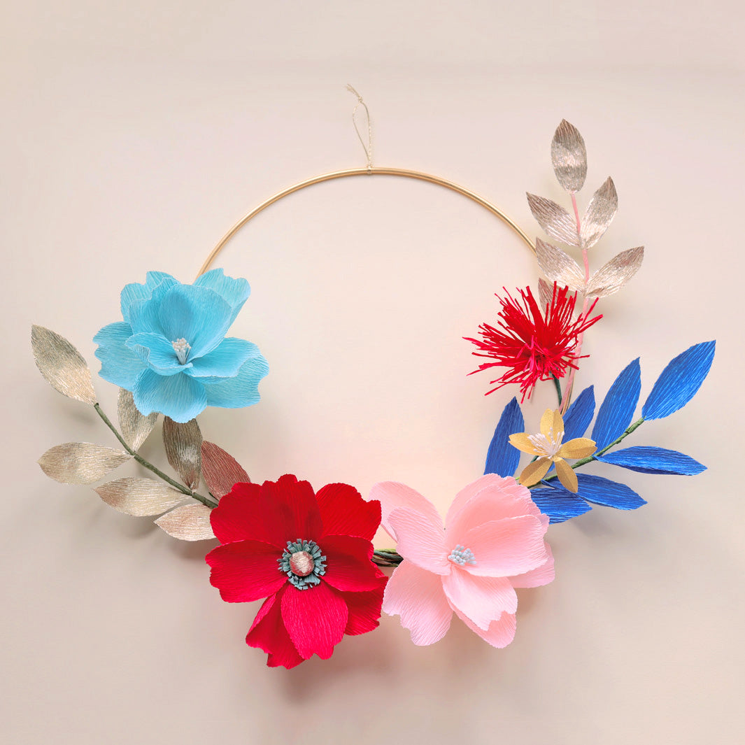 photo d'ambiance de la couronne murale de l'atelier suspension de fleurs en papier crépon 