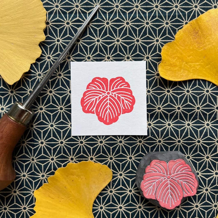photo d'ambiance de l'atelier tampons « sceaux japonais » (niveau 2) de nathalie du héron graveur