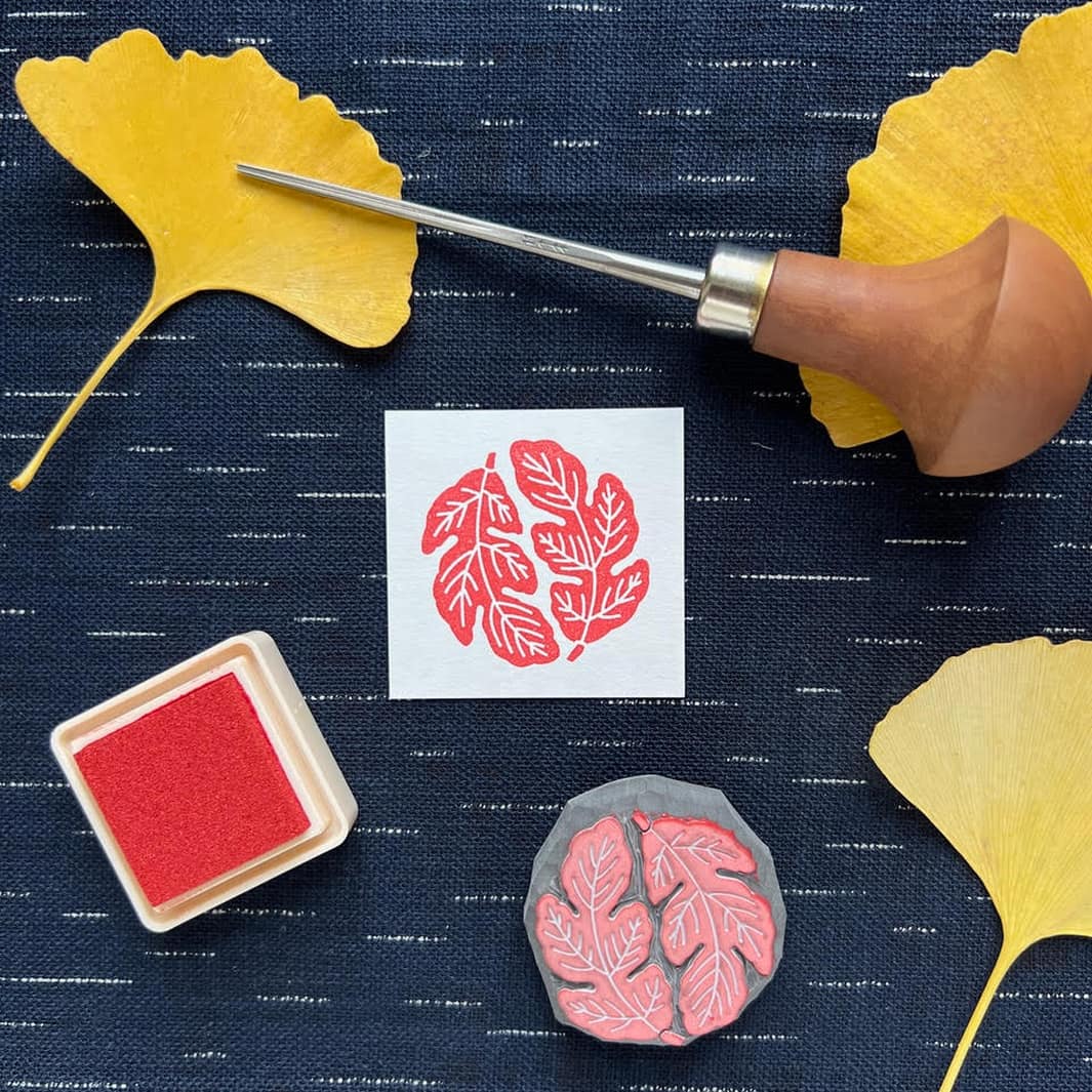 photo d'ambiance de l'atelier tampons « sceaux japonais » (niveau 2) de nathalie du héron graveur