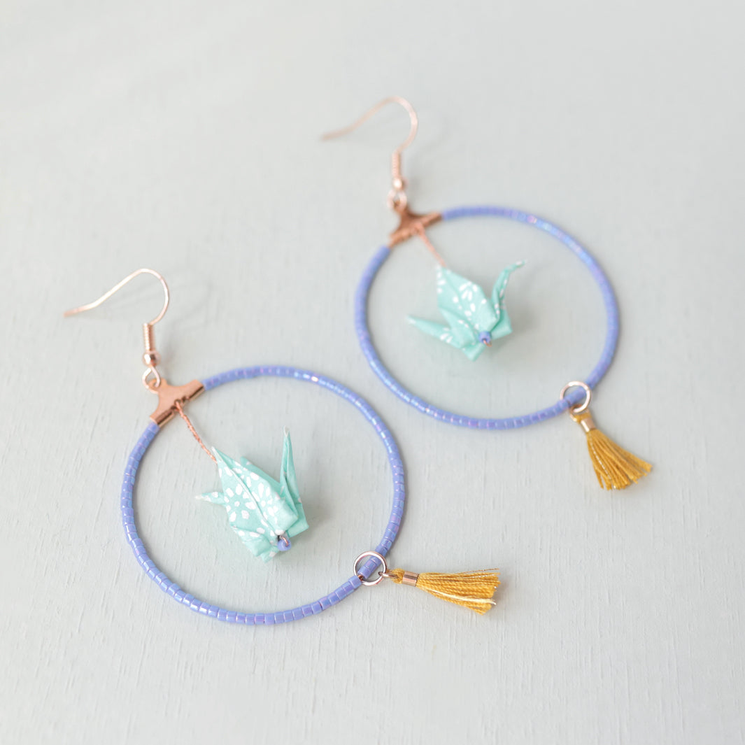 photo d'ambiance des boucles d'oreilles montées du kit boucle d'oreilles en origami dans les tons bleu lavande, vert d'eau et jaune moutarde adeline klam