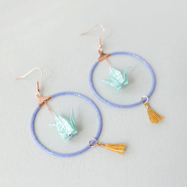 photo d'ambiance des boucles d'oreilles montées du kit boucle d'oreilles en origami dans les tons bleu lavande, vert d'eau et jaune moutarde adeline klam