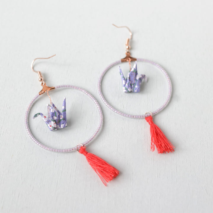 photo packshot du dépliant et des boucles d'oreilles montées du kit boucle d'oreilles en origami dans les tons lilas pâle, bleu violet et rouge vif adeline klam