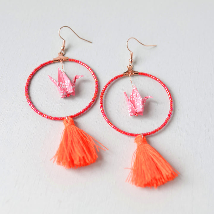 photo packshot du dépliant et des boucles d'oreilles montées du kit boucle d'oreilles en origami dans les tons rouges, roses et orange adeline klam