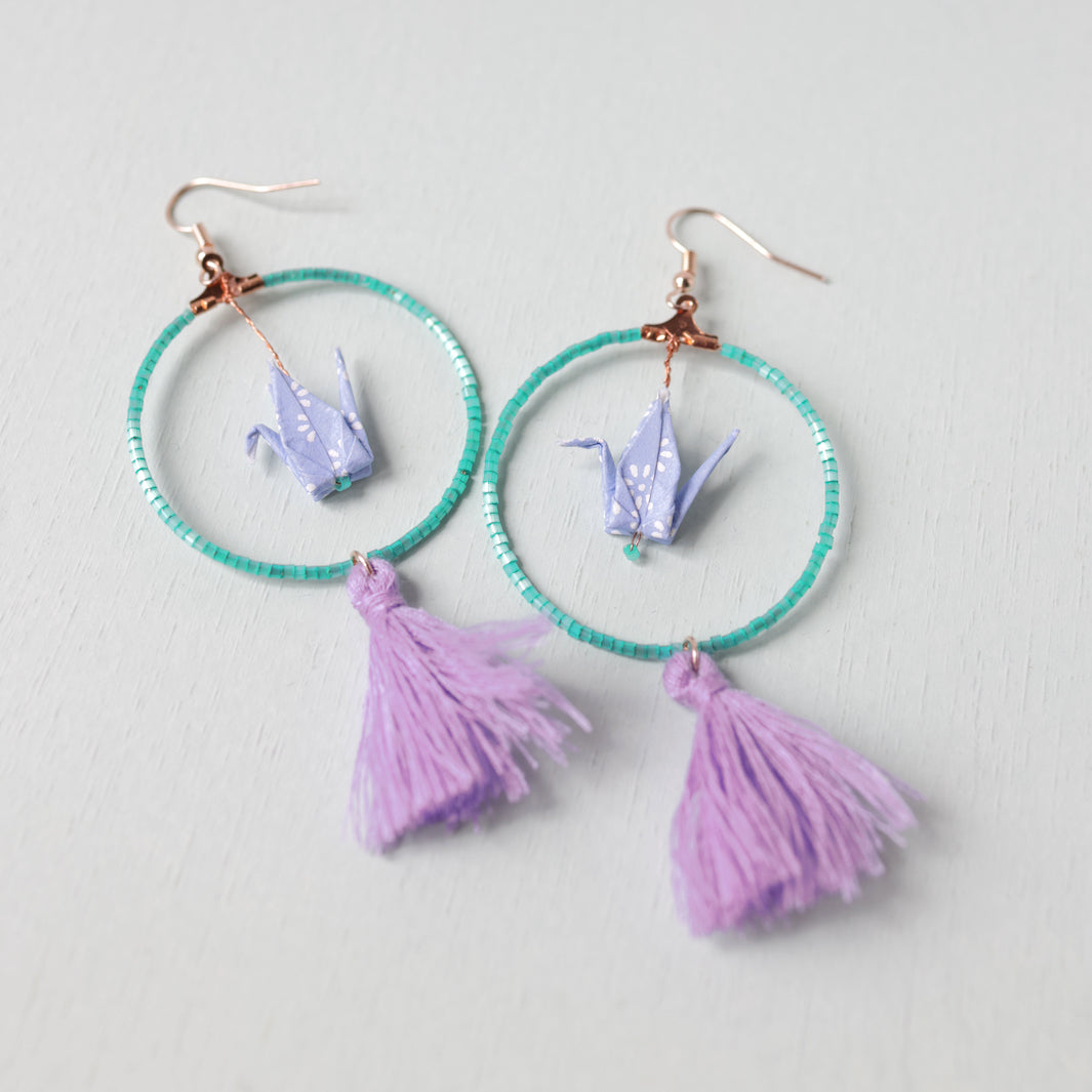 photo d'ambiance des boucles d'oreilles montées du kit boucle d'oreilles en origami dans les tons vert menthe, bleu lilas et mauve adeline klam