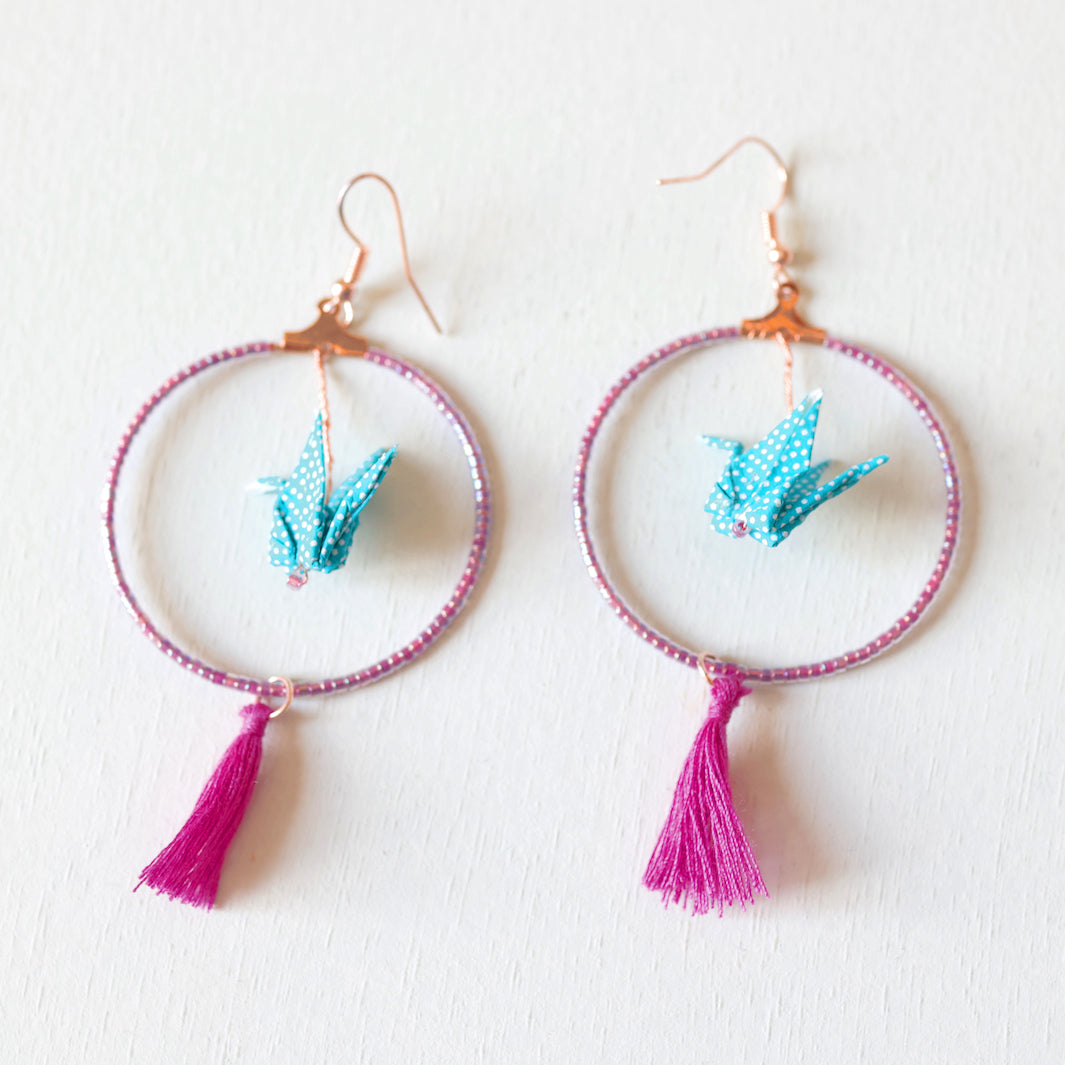 photo packshot du dépliant et des boucles d'oreilles montées du kit boucle d'oreilles en origami dans les tons violet, bleu turquoise et rose fuchsia adeline klam