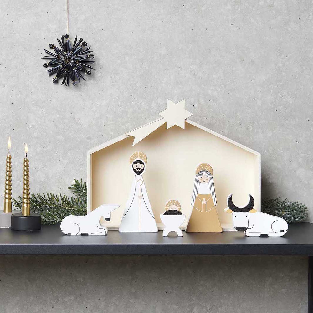 photo d'ambiance du packaging de la crèche de noël en bois rico design