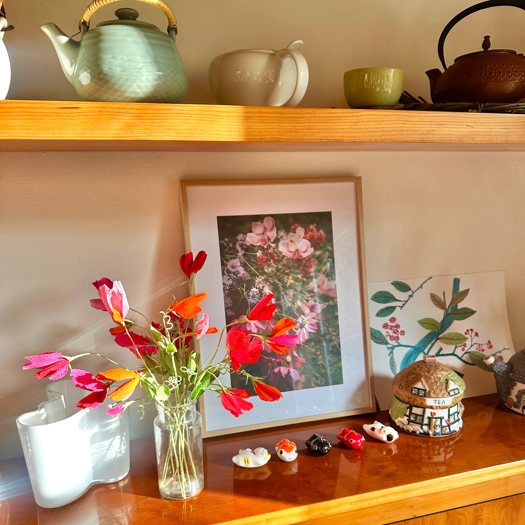 photo d'ambiance décorative des pois de senteur montés du kit bouquet pois de senteur dans les tons rouge carmin,, prune, roses, orange et vert moyen « passion » adeline klam