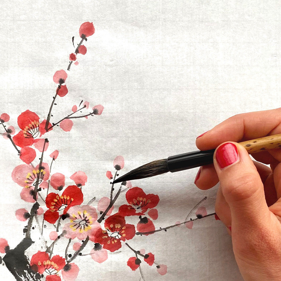 photo d'ambiance d'un détail d'un dessin de fleurs de prunier rouges du stage de peinture sumi-e avec morgane boullier